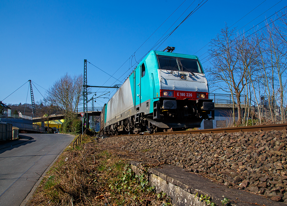 Die an die Crossrail Benelux N.V. vermietete E186 226 (91 88 7186 226-7 B-ATLU) der Alpha Trains Luxembourg s.à.r.l., ex COBRA 2834, fährt am 23.03.2022 mit einem KLV-Zug durch Betzdorf (Sieg) in Richtung Siegen.

Die TRAXX F140 MS wurde 2008 von Bombardier in Kassel unter der Fabriknummer 34453 gebaut. Sie hat die Zulassungen für Belgien, Deutschland, Österreich und die Niederlande.