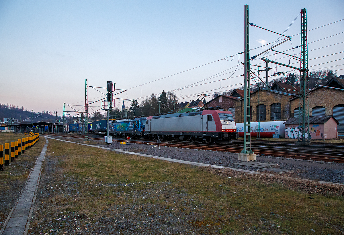 Die an die LTE Logistik- und Transport GmbH vermietete 185 592-3 (91 80 6185 592-3 D-BRLL) der Beacon Rail Leasing Ltd. (London) fährt am 20.03.2022, mit der kalten LTE 193 697-0 (91 80 6193 697-0 D-LTE) und einem KLV-Zug, durch Betzdorf (Sieg) in Richtung Köln.

Die TRAXX F140 AC2 wurde 2008 von Bombardier in Kassel unter der Fabriknummer 34216 gebaut. Sie hat die Zulassungen für Deutschland, Österreich und die Schweiz.
Dahinter die LTE Vectron MS 193 697-0 wurde 2020 von Siemens Mobilitiy in München-Allach unter der Fabriknummer 22764 gebaut. Sie ist in der Variante A35 und hat die Zulassungen für D/A/I/H/CZ/PL/SK/HR/SLO/SRB/BG/RO.