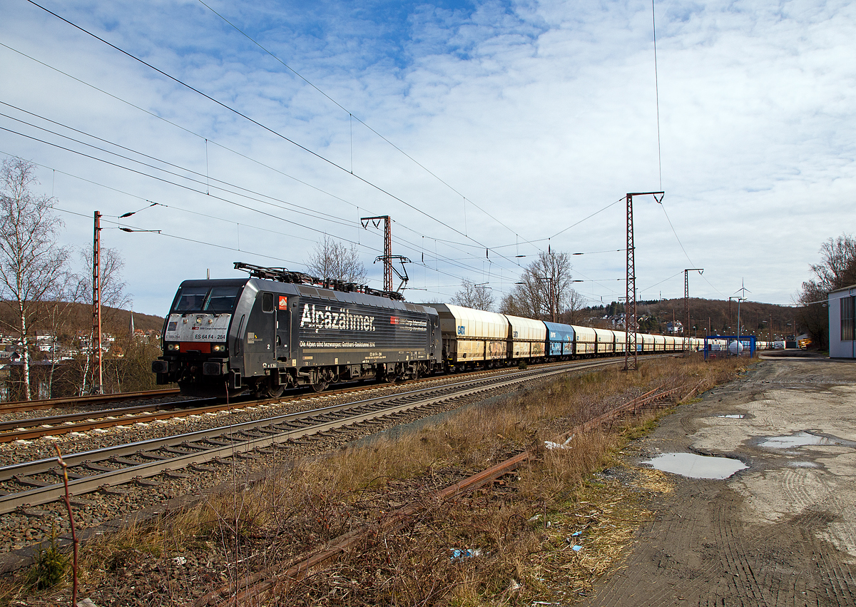 Die an die SBB Cargo International AG vermietete MRCE Dispolok E 189-284 bzw. ES 64 F4 - 284 / LZB 189 284-3 (91 80 6189 284-3 D-DISPO Class 189-VK) fhrt am 20.03.2021 mit einem Kohlenzug (4-achsige offene Schttgutwagen mit schlagartiger Schwerkraftentladung der Gattung Falns), durch Rudersdorf (Kr. Siegen) ber die Dillstrecke (KBS 445) in nrdlicher Richtung. Die Lok trgt die Werbung: „Alpzhmer. Die Alpen sind bezwungen: Gotthard-Basistunnel 2016“, wobei diese Lok den Gotthard-Basistunnel noch nicht gesehen hat oder sehen wird, da ihr die Zulassung fr die Schweiz fehlt.

Die Siemens EuroSprinter wurde 2009 von Siemens in Mnchen unter der Fabriknummer 21490 gebaut. Diese Lok hat Zulassung fr Deutschland, sterreich und die Niederlande.

Die BR 189 (Siemens ES64F4) hat eine Vier-Stromsystem-Ausstattung. Sie ist in allen vier in Europa blichen Bahnstromsystemen einsetzbar. Diese hier hat die Variante K (Class 189-VK) und besitzt die Zugbeeinflussungssysteme LZB/PZB, ETCS und ATB fr den Einsatz in Deutschland, sterreich und den Niederlanden.
Die Stromabnehmerbestckung ist folgende: 
Pos. 1: D, A, NL (AC)
Pos. 2: NL (DC)
Pos. 3: NL (DC)
Pos. 4: D, A, NL (AC)

TECHNISCHE DATEN:
Spurweite: 1.435 mm (Normalspur)
Achsformel: Bo’Bo’
Lnge ber Puffer: 19.580 mm
Achsabstand im Drehgestell:  2.900 mm
Dienstgewicht: 87 t
Stundenleitung: 6.400 kW bei 15 kV / 25 kV AC; 6.000 kW bei 3 kV DC und 3.000 kW bis 4.200 kW bei 1,5 kV DC
Anfahrzugkraft: 300 kN
Maximale Dauerzugkraft bis 84 km/h; 270 kN
Hchstgeschwindigkeit: 140 km/h
Stromsysteme: 15 kV, 16,7 Hz AC ;  25 kV, 50 Hz AC ; 1,5 kV und 3 kV DC