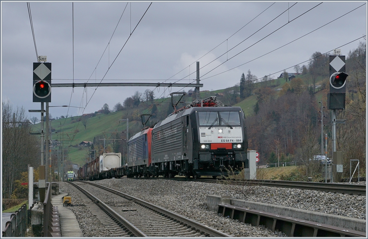 Die an die SBB International vermietete  189 984 und die Re 474 009 erreichen mit einen nach Süden fahrenden Güterzug den Bahnhof Mülenen.
9. Nov. 2017