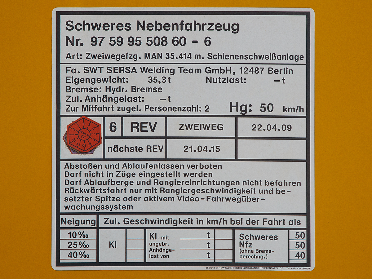 
Die Anschriftentafel von dem Zweiwegefahrzeug MAN 35.414 mit Scheinenschweianlage (Schlatter Abbrennstumpfschweissanlage), Schweres Nebenfahrzeug Nr. 97 59 95 508 60-6, der SWT SERSA Welding Team GmbH (Berlin), abgestellt am 25.03.2017 beim ICE-Bahnhof Montabaur.