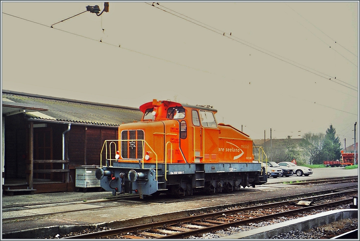 Die ASM Em 3/3 (Em 837 826-7) wartet in Niderbipp auf ihren nächsten Einsatz.

24. April 2001 