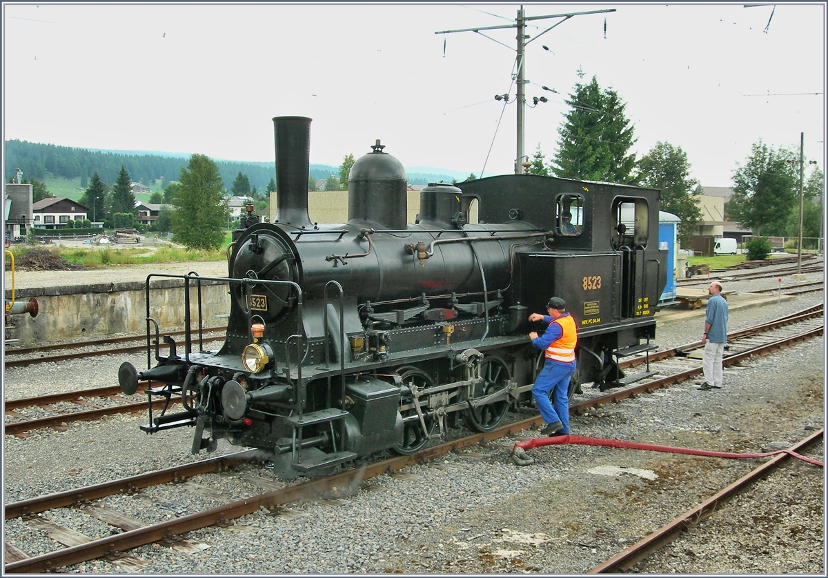 Die aus Le Pont in Le Braussus angekommene E 3/3 8523 wird für die Rückfahrt vorbereitet.
27. Juli 2006