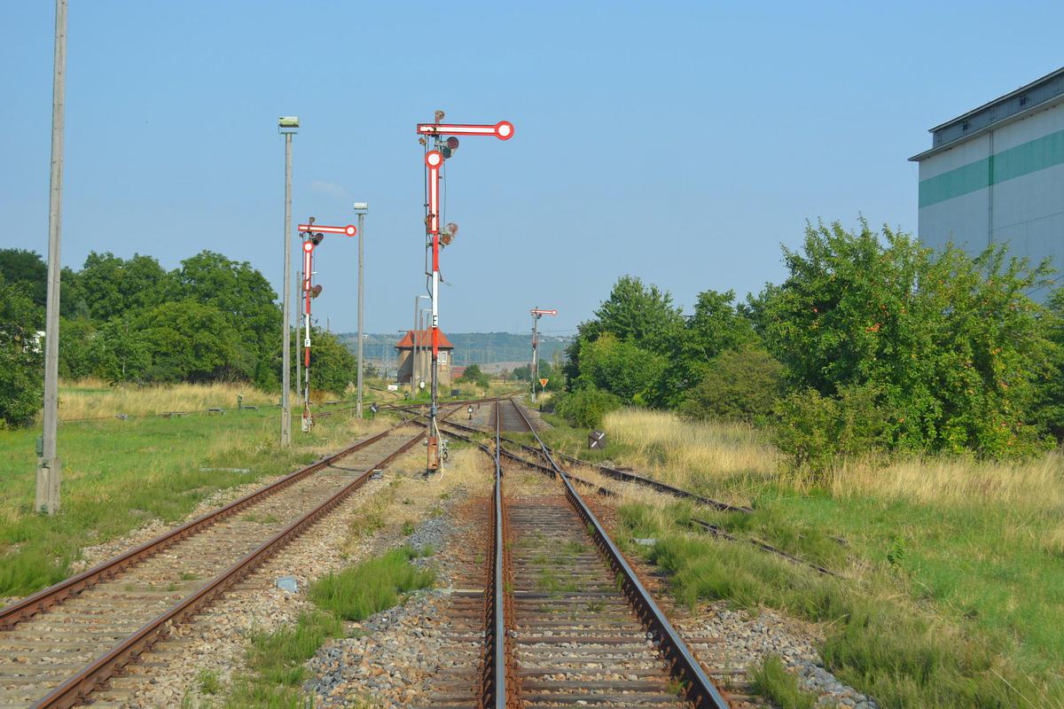 Die Ausfahrtssignale in Richtung Querfurt und Naumburg, am 10.08.2015 im ehem. Bahnhof von Vitzenburg. (Foto: Marschbahner98)