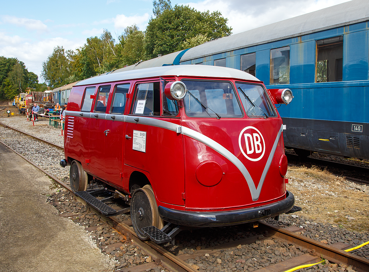 
Die BA-Draisine (Bahnamtsdraisinen) mit einer VW-Transporter T1a -Karosserie (VW Bulli) Klv 20-5011, Art BA-Draisine 200 der BLE Butzbach-Licher Eisenbahnfreunde e. V. am 02.10.2016 beim Tag der offenen Tr in Butzbach. 

Das Fahrzeug vom Typ GBA 1 auf Basis einer  VW-Bus-Karosserie wurde 1955 von Martin Beilhack Maschinenfabrik und Hammerwerk GmbH in Rosenheim unter der Fabriknummer 2647 gebaut und an die Deutsche Bundesbahn (DB) als Klv 20-5011 (Klv = Kleinwagen mit Verbrennungsmotor)  geliefert. Die Ausmusterung bei der DB erfolgte in den 1970er-Jahren. Zwischen 2009 und 2010 wurde die VW-Bus-Draisine durch die im thringischen Breitungen ansssigen Firma Martin Peter Carrestoration (Restaurierung des Schienenwolgas) wieder koplett restauriert.  Am 18.03.2010 wurden mit der Abnahme der Hauptuntersuchung im Bw Vacha die Arbeiten abgeschlossen und sie kehrte wieder zurck nach Butzbach. Hier steht sie jetzt interessierten Eisenbahnfreunden nach Absprache zur Vorfhrung bereit. Infos unter http://www.ble.loyal-systems.de/node/1

Geschichte der Bahnamtsdraisinen:
Nach den 1953 an die Deutsche Bundesbahn (DB) gelieferten 35 Stck  Bahnamtsdraisinen  (BA-Draisine) des Typs  GBA  mit den 1955 eingefhrten neuen Betriebsnummern Klv 11-4101 bis Klv 11-4135 (Klv = Kleinwagen mit Verbrennungsmotor) wurde ab 1954 der Prototyp einer BA-Draisine mit einer VW-Bus-Karosserie von der DB getestet. Er erhielt die Betriebsnummer Kl 15401. Von dem daraus entwickelten Serienfahrzeug des Typs  GBA1  wurden 1955 dann 30 Stck gebaut und an die DB ausgeliefert. Die Lieferung erfolgte zu je 15 Fahrzeugen durch die beiden Firmen Martin Beilhack Maschinenfabrik und Hammerwerk GmbH Rosenheim (MB) (Betriebsnummern Klv 20-5001 bis Klv 20-5015) und Waggon- und Maschinenbau GmbH Donauwrth (WMD) (Betriebsnummern Klv 20-5016 bis Klv 20-5030). Der Prototyp Kl 15401 wurde erst Ende 1956 von der DB bernommen. Nach dem 1955 eingefhrten neuen Betriebsnummernsystem fr Nebenfahrzeuge nderte die DB die Betriebsnummer in Klv 20-5031. Die BA-Draisinen dienten den Bahnmtern zur Streckenbereisung und Kontrolle der Bahnanlagen. Die meisten dieser 31 Fahrzeuge wurden bis Ende der 1970er Jahre ausgemustert. Nach aktuellen Erkenntnissen blieben 7 Fahrzeuge bei Eisenbahnfreunden erhalten.
ber die Geschichte der Draisine Klv 20-5011 ist leider nur sehr wenig bekannt, da das Original-Betriebsbuch nicht mehr existiert. Sie wurde 1955 an das Bahnbetriebswerk (Bw) Plattling ausgeliefert. Von dort aus war sie zuletzt bis ca. 1976 fr die Signalmeisterei (Sigm) Plattling im Einsatz. 

Beschreibung
Beim Bau dieser Draisinentype wurde die Karosserie der Kombi-Ausfhrung des Transporter T1a von Volkswagen verwendet. Von der Volkswagen AG wurde die komplette Karosserie mit eingeschweitem Hilfsrahmen sowie die Antriebseinheit mit 24,5 PS-Benzin-Boxermotor in Industrieausfhrung und angebautem mechanischen Viergang-Getriebe zugeliefert. Die Karosserie wurde auf einen zustzlichen geschweiten Hauptrahmen gesetzt. An diesem war mittig eine hydraulische Hebevorrichtung befestigt, die ein Drehen des Fahrzeuges auf der Stelle zum Richtungswechsel oder Ausgleisen ermglichte.
Zum Zeitpunkt der Auslieferung der Draisinen war bei der DB noch nicht das erst 1956 eingefhrte Firmenlogo in Verwendung. Daher herhielten die Klv 20er auf der Front ein auergewhnliches DB-Zeichen, die Buchstaben DB in einem Kreis. Whrend der Prototyp noch ein erhabenes Blechzeichen angeschraubt bekam, wurde das Zeichen bei den Serienfahrzeugen auflackiert. Es ist nicht bekannt, dass dieses Zeichen davor oder danach noch einmal bei der DB Verwendung fand. Mit den Jahren wurde dieses DB-Zeichen bei den meisten Draisinen berstrichen.
Ursprnglich waren an den Draisinen beide originalen VW-Scheinwerfer und das rechte Rcklicht in Betrieb. Der in Fahrtrichtung linke Scheinwerfer wurde zur Signalisierung des damals noch verwendeten Falschfahrt-Spitzensignals (Zg 2 - eine rote und eine weie Laterne) zustzlich mit einer roten Standlicht-Glhbirne versehen. Damit sie entsprechend der Vorschrift sichtbar wird, musste in diesem Fall die weie Bilux-Lampe dieses Scheinwerfers durch den dafr vorgesehenen Schalter ausgeschaltet werden. Mit der Sonderarbeit 5/56/I (Anbau der neuen Signalleuchten und Signalsttzen) wurden ab Mai 1956 die VW-Leuchten abgeklemmt und berstrichen oder (wie hier) ausgebaut und verblecht. Stattdessen wurden die neu bei allen Nebenfahrzeugen vorgeschriebenen Standartlampen vorne (2 x wei) und hinten (1 x rot) eingebaut.

Technische Daten
Hersteller: Martin Beilhack Maschinenfabrik und Hammerwerk GmbH, Rosenheim
Baujahr: 1955
Fabrik-Nr.: 2647
Herstellertyp: Bahnamtsdraisine GBA 1
DB-Stammnummer: Klv 20
DB-Bauart (BA):  200
Motor:  luftgekhlter 4-Zylinder 4-Takt VW-Benzin-Boxermotor,  122
Hubraum:1.192 ccm
Leistung:  20 kW (27 PS) bei 3.000 U/min
Hchstgeschwindigkeit:  70 km/h bis 10 ‰ / 50 km/h bis 25 ‰ / 20 km/h bis 40 ‰
Schaltgetriebe:  ZF S 4-7 (4 Vorwrts-, 1 Rckwrtsgang)
Bremse: Trommelbremse, an allen 4 Rdern
Betriebsbremse: ATE-Fupedal-Bremse, hydraulisch, auf alle 4 Rder wirkend
Feststellbremse: Handhebel-Seilzug-Bremse, mechanisch, auf die 2 Hinterrder wirkend
Tankinhalt: 40 l
E-Anlage:  6 V
Karosserie: 3-trig, VW Typ 221, VW-Fabrik-Nr. 101280
Lnge: 4.100 mm
Breite:  1.700 mm
Hhe (ber SO): 1.850 mm
Achsstand: 2.400 mm
Achsfolge:  1A
Eigengewicht: 1.750 kg (laut Anschiftentafel 1.520 kg)
Ladegewicht: 800 kg
zugelassene Personen: 1 Fahrer + 7
Sonstiges: hydraulische Dreh- und Hebeeinrichtung

Quelle: BLE Butzbach-Licher Eisenbahnfreunde e. V. http://www.ble.loyal-systems.de/node/1
Ein kleiner Verein der Spenden immer gut gebrauchen kann.
