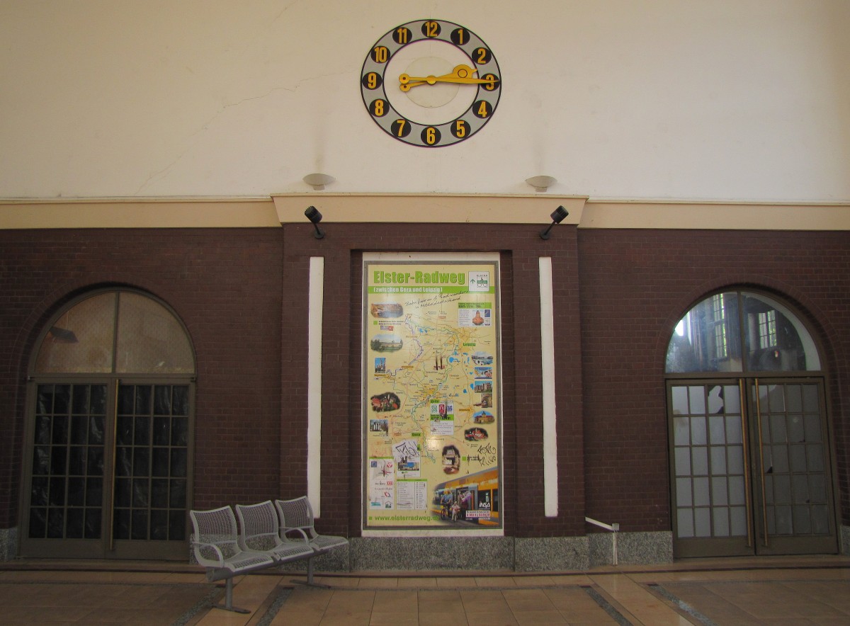 Die Bahnhofsuhr und ein Hinweis zum Elster Radweg, am 22.08.2013 im Bahnhof Zeitz.  
