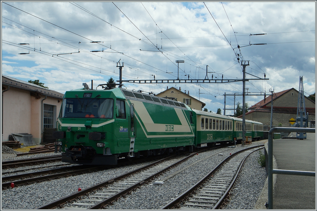 Die BAM Ge 4/4 21 in Bière mit dem morgendlich verkehrenden Regionalzug 105.
30. Juni 2014