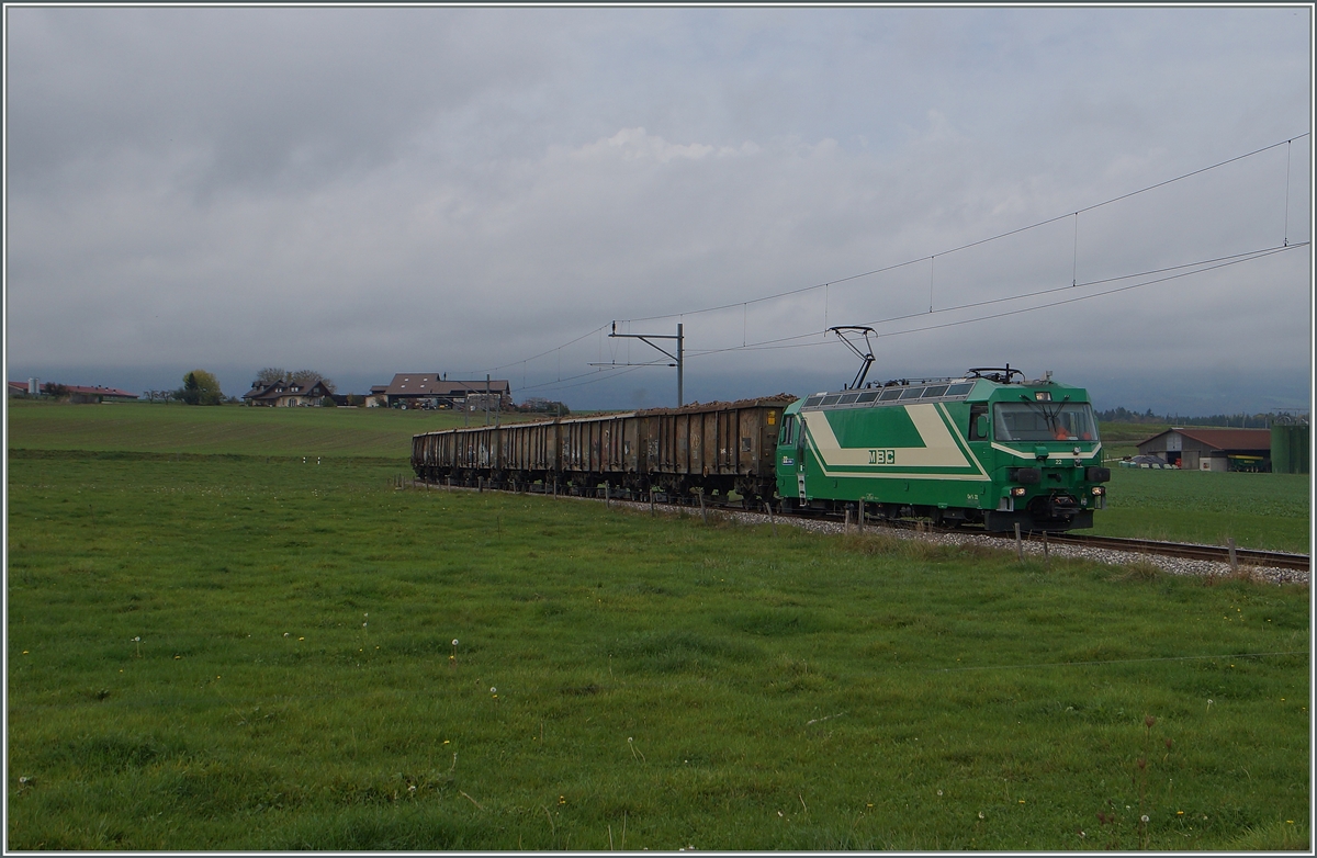 Die BAM Ge 4/4 22 mit einem Rbenzug bei Mauraz. 
15. Okt. 2014