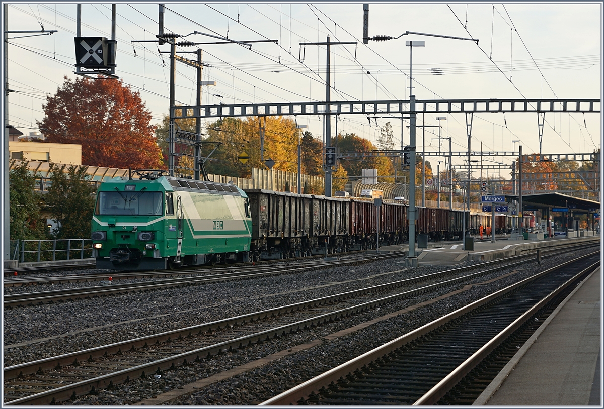 Die BAM Ge 474 21 wartet in Morges mit sieben aufgebocktne Eaos Wagen auf die Abfahrt zur Zuckerrüben-Verladung bei Reverolle.