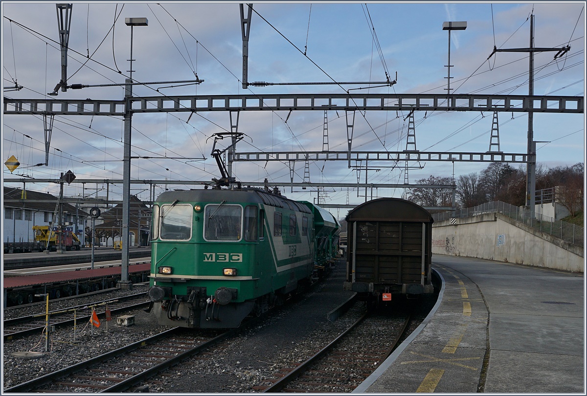 Die BAM Re 4/4 II (UIC 91 85 4420 506 8 CH MBC) manöveriert nun ihren leeren Zug aus Gland auf die frei geworden Rollbockgrube.
22. Feb. 2017