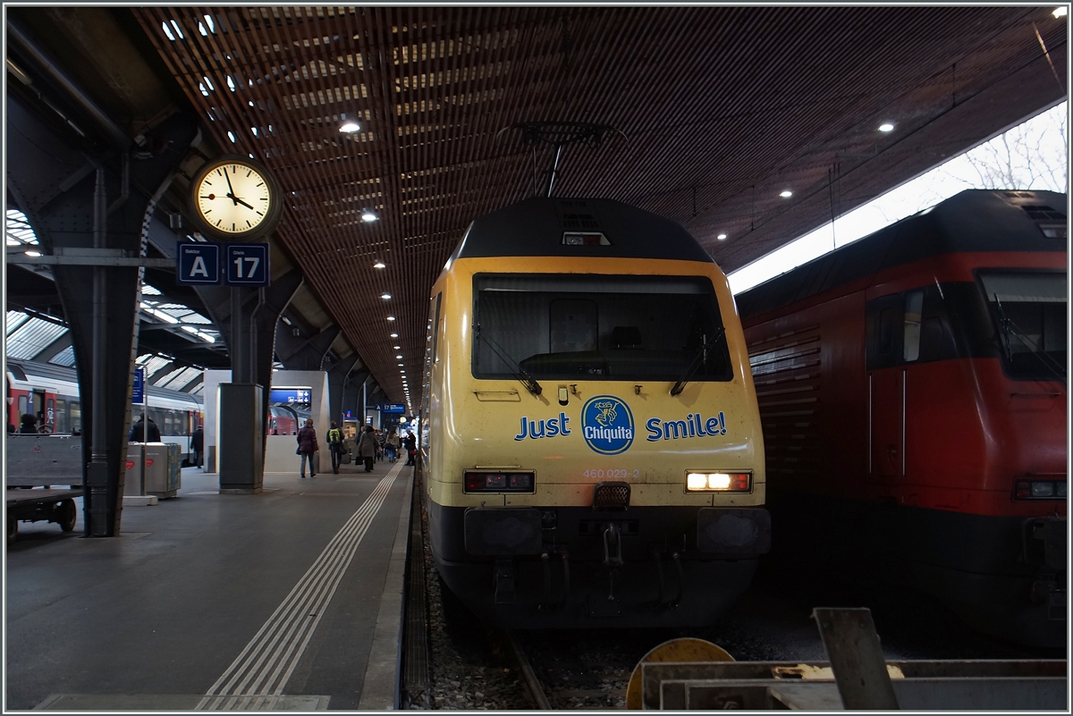 Die  Bananen  Lok Re 460 029-2 in Zürich HB. 
1. Dez. 2015