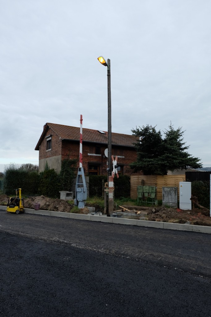 Die Bauarbeiten am Bahn�bergang an der L212 in Laucha sind fast abgeschlossen. Die alte Sicherungstechnik wird leider n�chsten Montag au�er Betrieb gehen, f�r immer.
Das neue H�uschen steht auch an seinem Platz, ein neuer Schrankenbaum steht auch schon... (Foto: Heiko Kern)