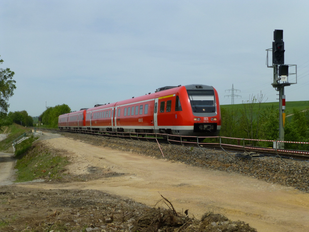 Die Bauarbeiten zum zweigleisigen Ausbau der KBS 565 haben fast auf der ganzen Länge schon begonnen, hier eine Doppeltraktion 612 (Nr. 134 vorne) bei Mellingen, 11.5.15.