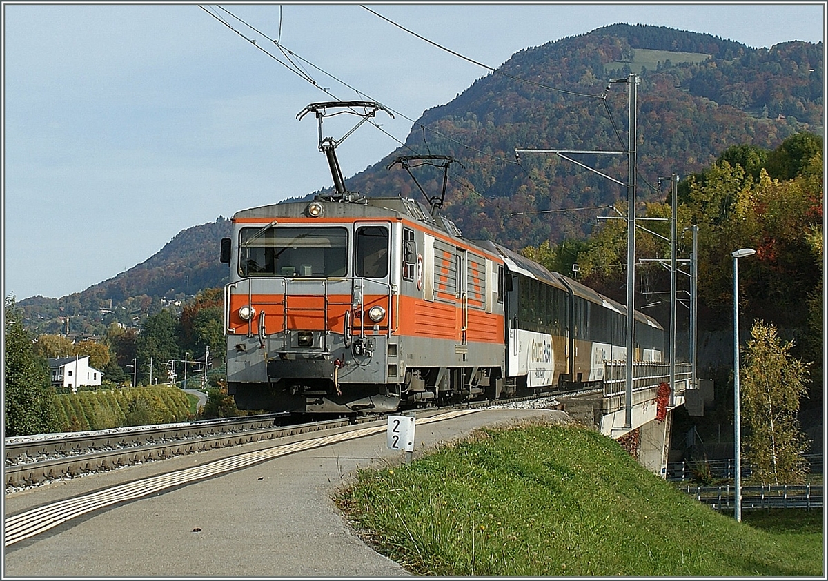 Die bei der GFM/TPF eher wenig gebrauchten GDe 4/4 kamen 2008 zur MOB und verkehrten noch einige Zeit in den GFM/TPF Farbgebung.
Hier erreicht eine der beiden Lok mit einem Goldenpass Panoramic den Haltepunkt  Le Chtelard , oberhalb vom Montreux.
12. Okt. 2008 