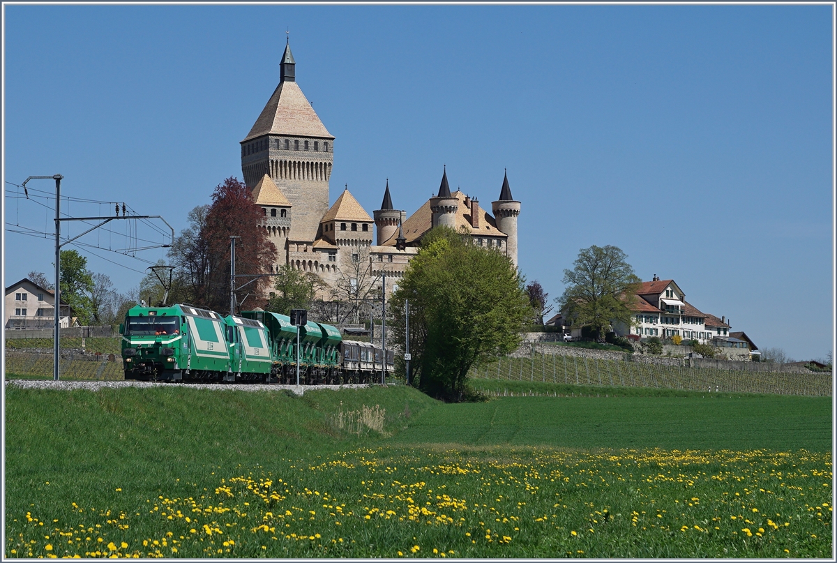 Die beiden BAM MBC Ge 4/4 21 und 22 fahren mit einem Kieszug von Apples nach Gland beim Chteau de Vufflens vorbeil.
19. April 2018