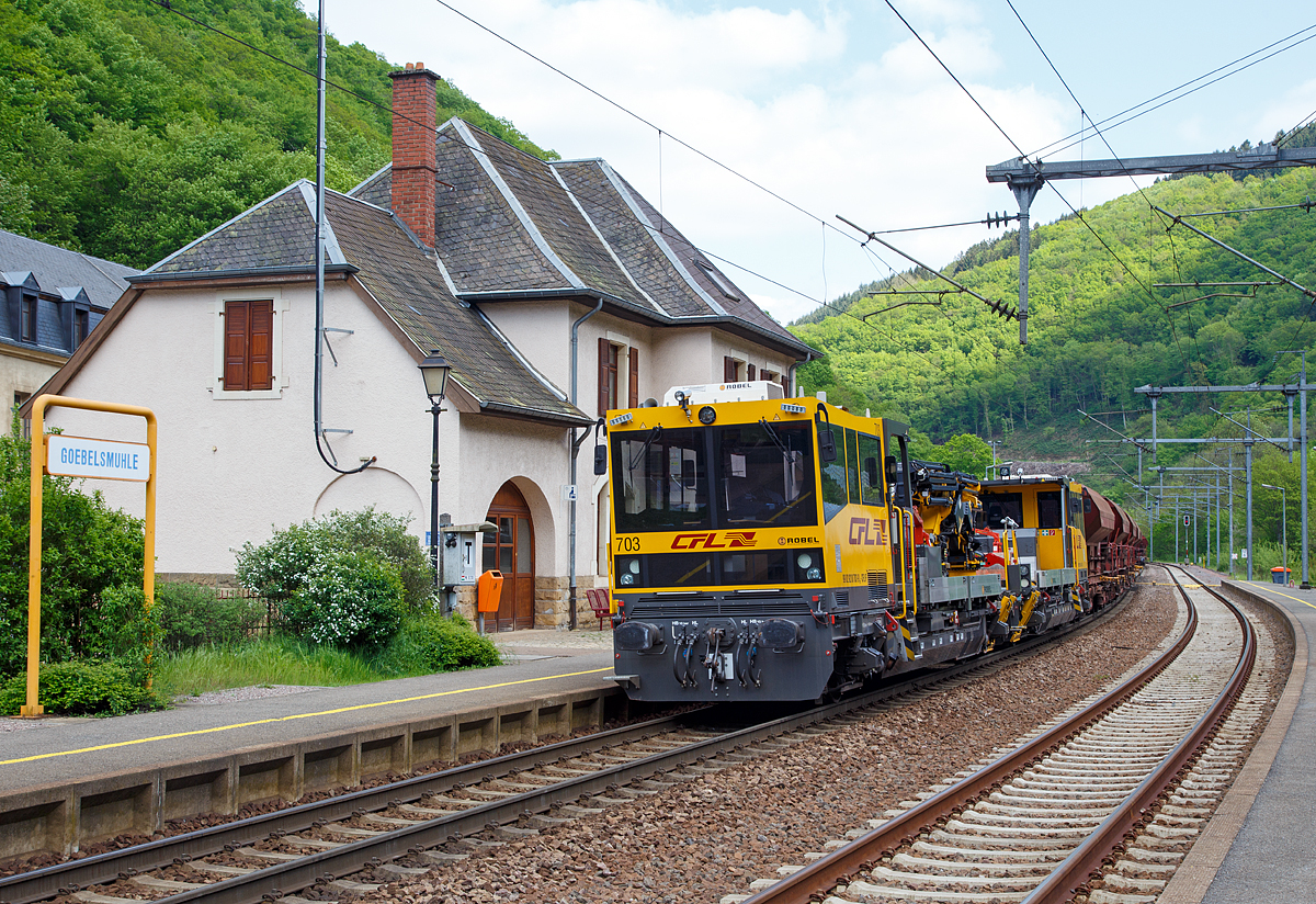 
Die beiden CFL IF Robel 703 (99 82 9210 703-9 L-CFLIF) und 705 (99 82 9210 705-4 L-CFLIF) sind am 14.05.2016 mit einem Schotterzug im Bahnhof von Goebelsmühle (Giewelsmillen) abgestellt. Obwohl die Robel vom Typ 54.22 54.22 Interventions- und Instandhaltungsfahrzeuge sind, eigen sie sich mit ihrer Leistung von á 500 kW, auch bestens als Lokomotiven. 

TECHNISCHE DATEN: 
Hersteller: ROBEL Bahnbaumaschinen GmbH, Freilassing (D) 
Typ: 54.22 (CFL BR 700) 
Baujahr: 2010 
Spurweite: 1.435 mm
Achsfolge:  B
Länge über Puffer  15.100 mm
Achsabstand: 9.000   
Laufraddurchmesser: 920 mm
Eigengewicht: 36,5 t
Nutzlast: 6 t (bei Streckenlasse D)
Angängelast: bis zu 1.062 t
Leistung:  500 KW
Höchstgeschwindigkeit:  100 km/h
Kleinster befahrbarer Gleisbogen: R=150 m 