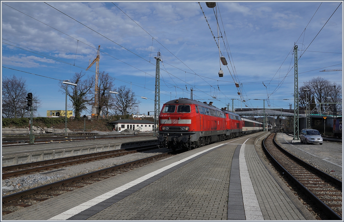 Die beiden DB 218 426-5 und 421-6 erreichen mit ihrem EC 196 von München nach Zürich den Bahnhof Lindau, wo der EC 196 von einer SBB Re 4/4 II (Re 421) übernommen wird.

17. März 2019