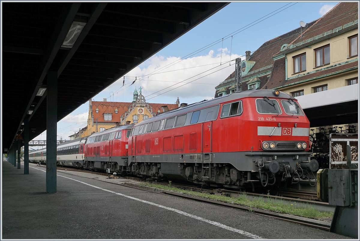 Die beiden DB V 218 421-6 und 218 423-6 sind mit dem EC von München nach Zürich in Lindau Hbf eingetroffen., wo nach dem Fahrtrichtungswechsel eine SBB Re421 den Zug zur  Weiterfahrt übernimmt.

24. Sept. 2018