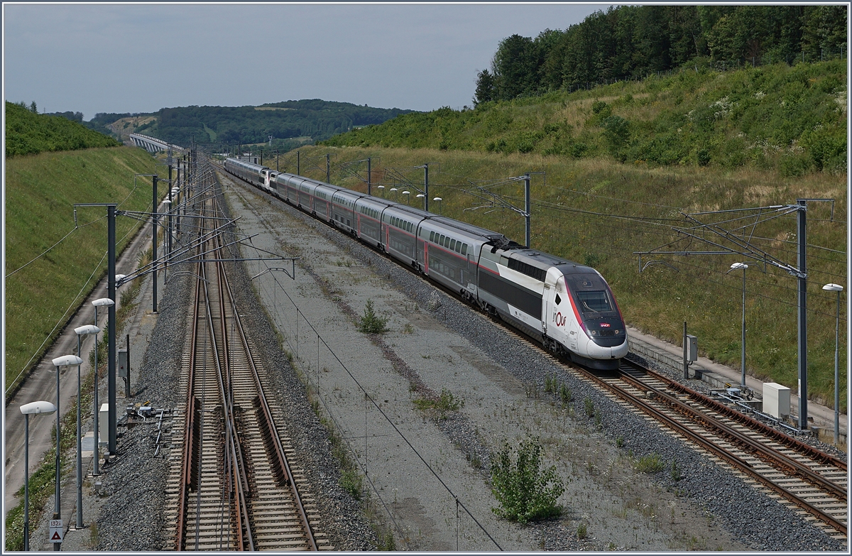 Die beiden Euroduplet TGV 4709 und 4710 erreichen als TGV 9582 von Marseille nach Frankfurt am Main ihren nchsten Halt Belfort-Montbliard-TGV. 

6. Juli 2019