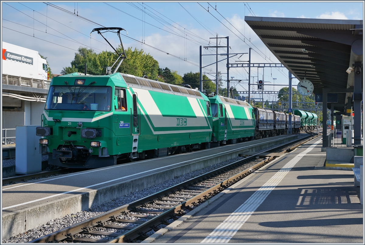 Die beiden Ge 4/4 21 und 22 warten mit einem Kieszug (Gland) - Morges - Apples auf die Abfahrt in Morges.

2. Sept. 2020