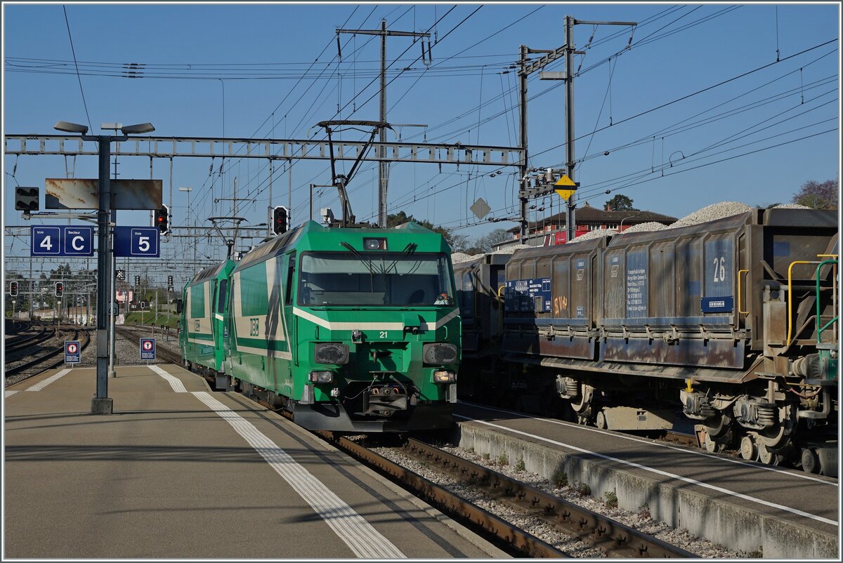 Die beiden Ge 4/4 21 und 22 umfahren ihren Zug 

19. April 2018