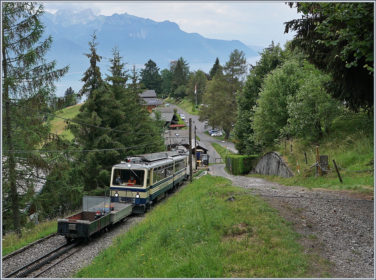 Die beiden  Rochers de Naye Beh 4/8 304 und 305 auf Bergfahrt bie Les Hauts de Caux. 

24. Juli 2020