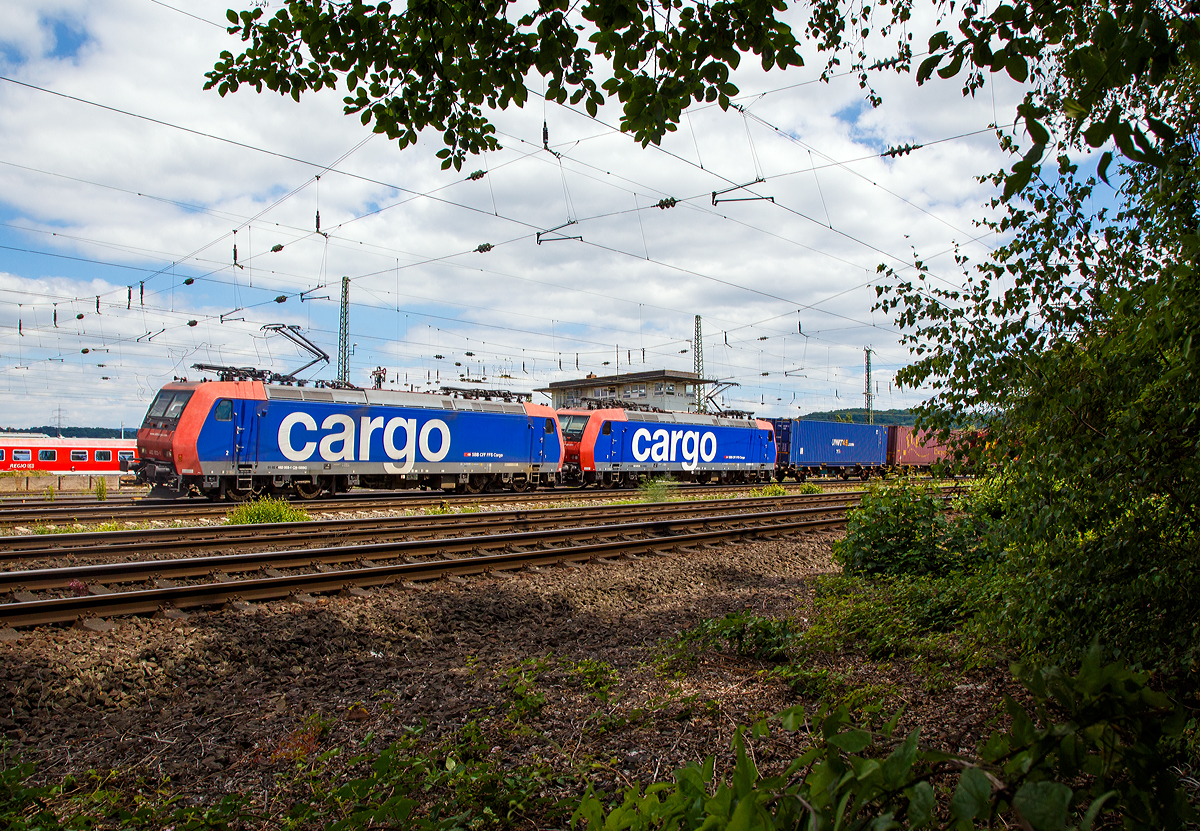 
Die beiden SBB Cargo TRAXX F140 AC1 Re 482 003-1 (91 85 4482 003-1 CH-SBBC) und Re 482 021-3 (91 85 4482 021-3 CH-SBBC) ziehen am 18.06.2017 einen Containerzug durch Koblenz-Lützel in Richtung Norden.