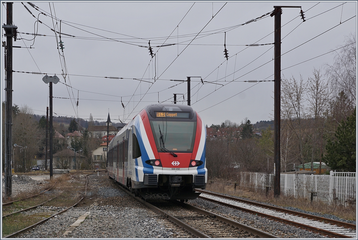 Die beiden SBB CFF LEX RABe 522 223 und 232 verlassen als Léman Express SL2 von Annecy nach Coppet den Bahnhof von Pringy. 

13. Feb. 2020 