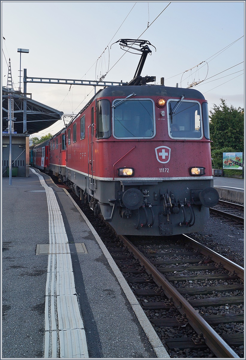 Die beiden SBB Re 4/4 II 11172 und 11158 warten mit dem EN 200 Thello von Venezia SL nach Paris in Lausanne auf die Weiterfahrt. 
1. Juni 2018
