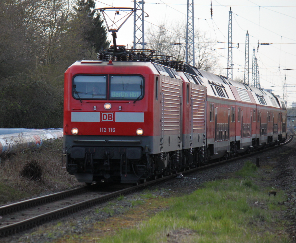 Die Berliner 112 116-9+112 189-6 mit RE 18591 von Warnemnde nach Berlin Hbf(tief)bei der Durchfahrt im Haltepunkt Rostock-Bramow,18.04.2015