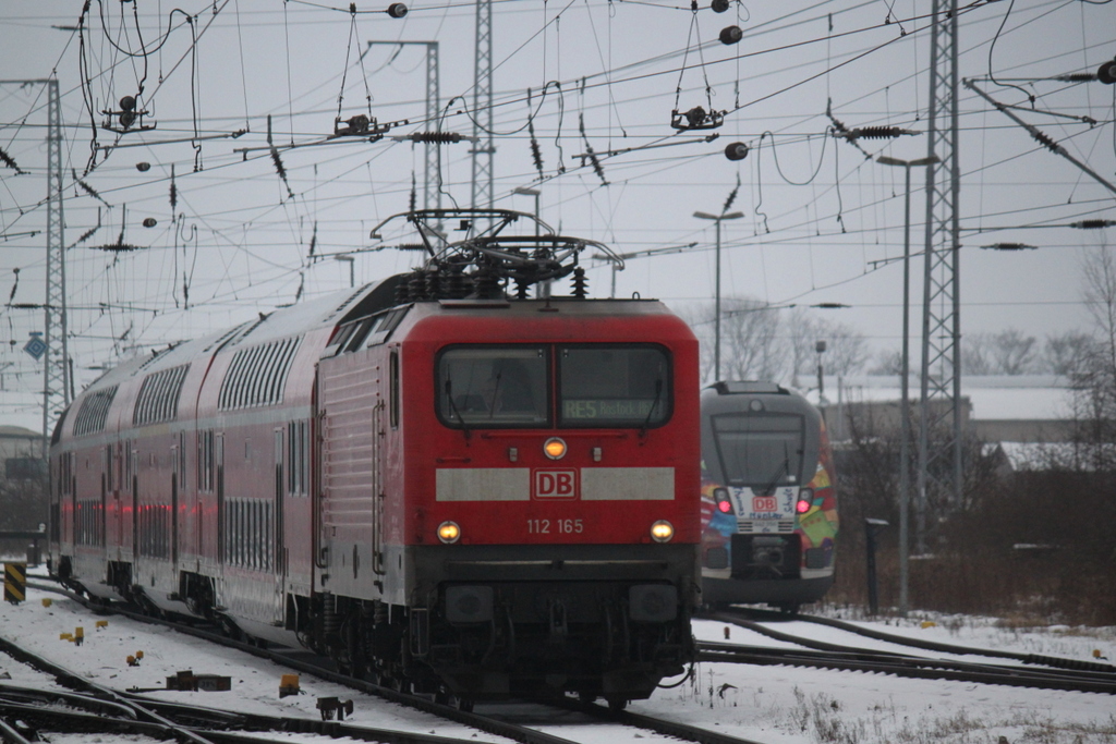 Die Berliner 112 165-6(DB Regio AG-Region Nordost)mit RE 4352 von Halle(Saale)Hbf nach Rostock Hbf bei der Einfahrt gegen 09:25 Uhr im Rostocker Hbf.07.02.2015