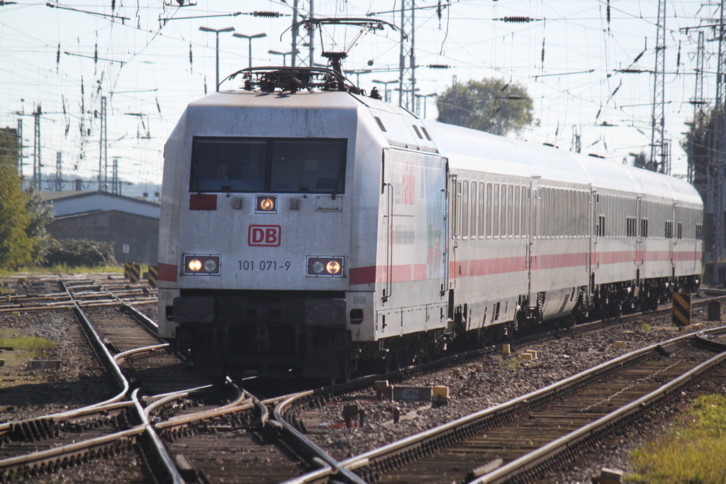 Die blau-weie Mrklin-Werbelok 101 071-9 mit IC 2238 von Leipzig Hbf nach Rostock Hbf bei der Einfahrt im Rostocker Hbf.11.10.2015