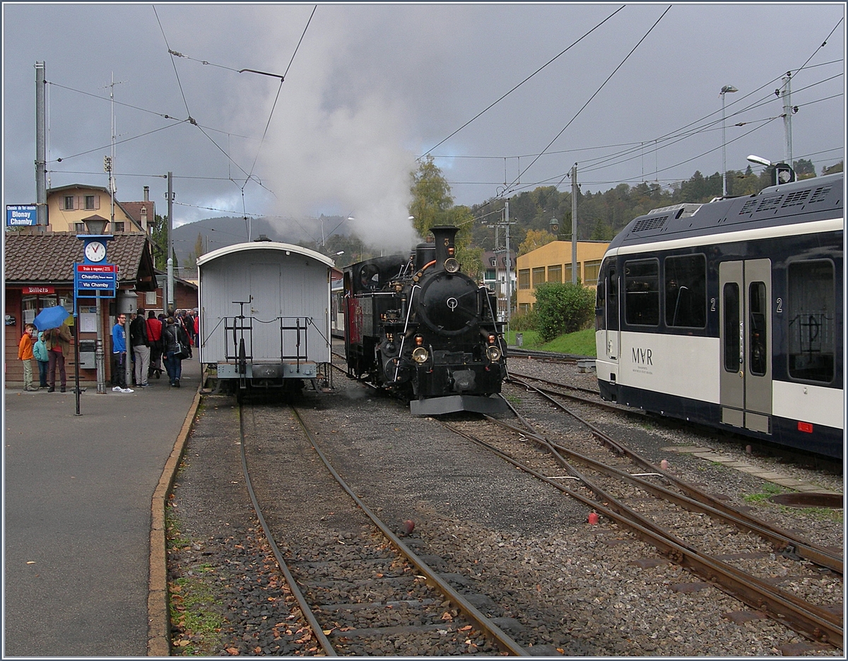Die Blonaqy-Chamby B-F.D. HG 3/4 N° 3 dampft bei windigem Wetter in Bloonay.
22. Okt. 2017