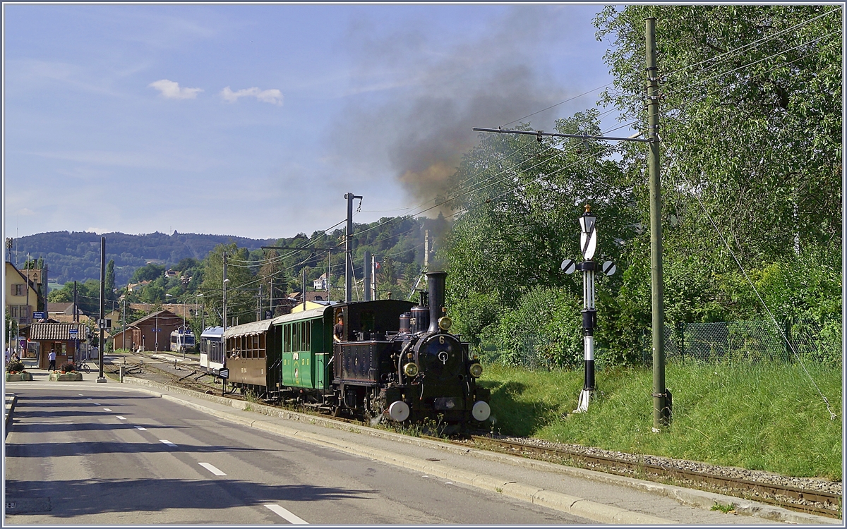 Die Blonay-Chamby Bahn G 3/3 N° 6 verlässt mit einem kurzen Regionalzug Blonay in Richtung Chaulin. 

3. Aug. 2019