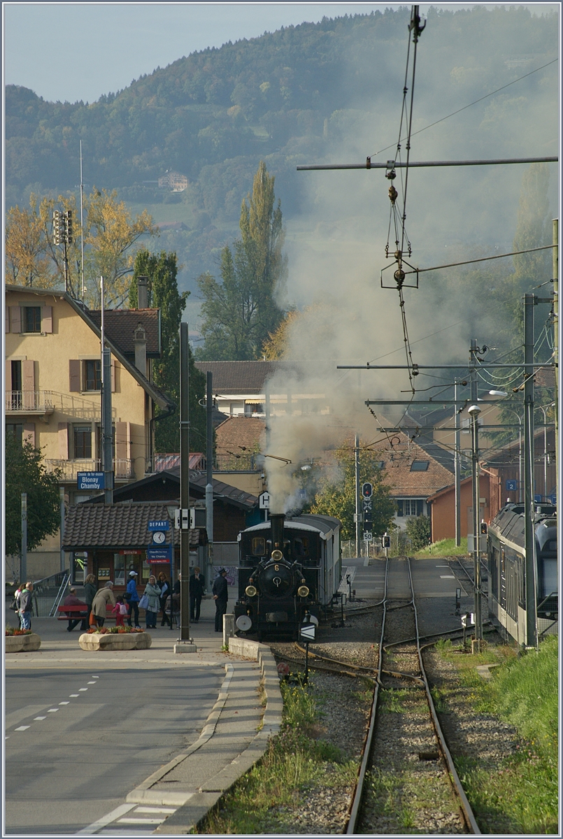 Die Blonay-Chamby Bahn G 3/3 N° 6 wartet mit ihrem Personenzug in Blonay auf die Abfahrt.

20. Okt. 2019