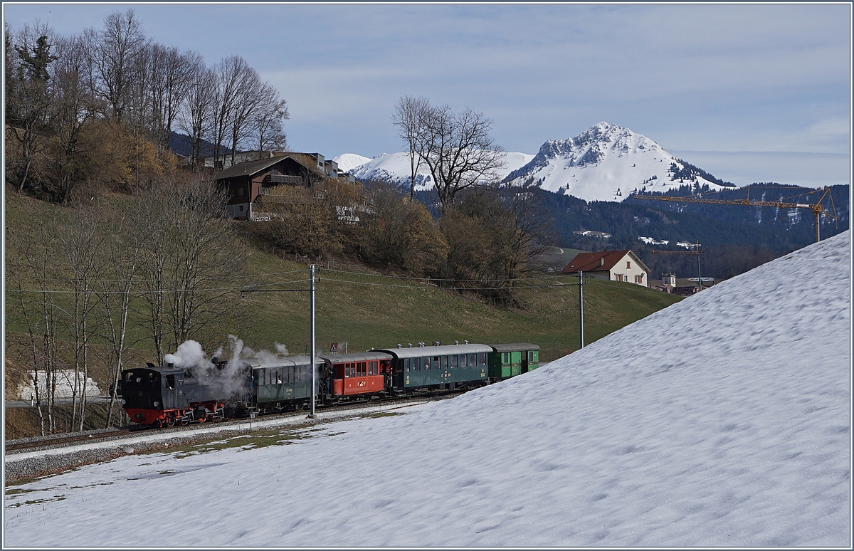 Die Blonay-Chamby G 2x 2/2 105 mit ihre Dampfzug auf dem Weg nach Palézieux kurz nach  Châtel St-Denis anlässlich der Umgestaltung der Bahnanlangen (Durchgangsbahnhof statt Spitzkehre) in Châtel st-Denis.
3. März 2019