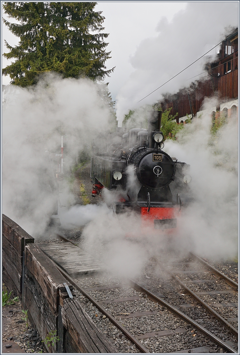 Die Blonay-Chamby G 2x 2/2 105 ist vor dem Einfahrsignal kurz zum stehen gekommen und dampft nun kräftig in den Bahnhof. 

18. Mai 2019