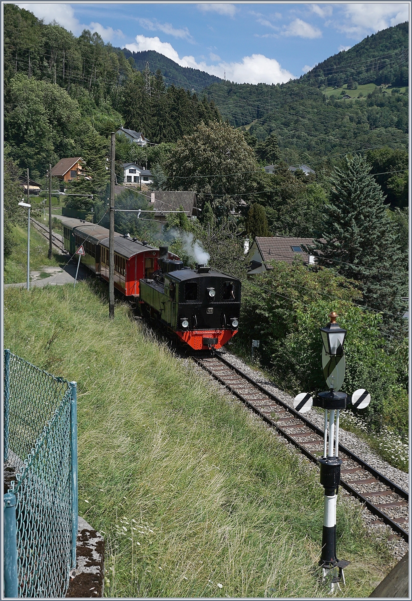 Die Blonay-Chamby G 2x 2/2 105 erreicht mit ihrem Zug das Einfahrsignal von Blonay, eine Hippschen Wendescheibe, welche dem Zug freie Fahrt zeigt.

26. Juli 202