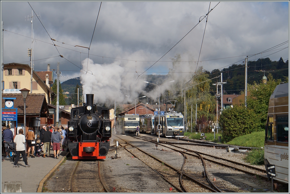 Die Blonay-Chamby G 2x 2/2 105 wartet in Blonay auf die Abfahrt nach Chaulin via Chamby. Interessant sind die damals noch zu sehenden CEV GTW 2/6 und Beh 2/4 72 und 71 im Hintergrund. 

4. Okt. 2015 