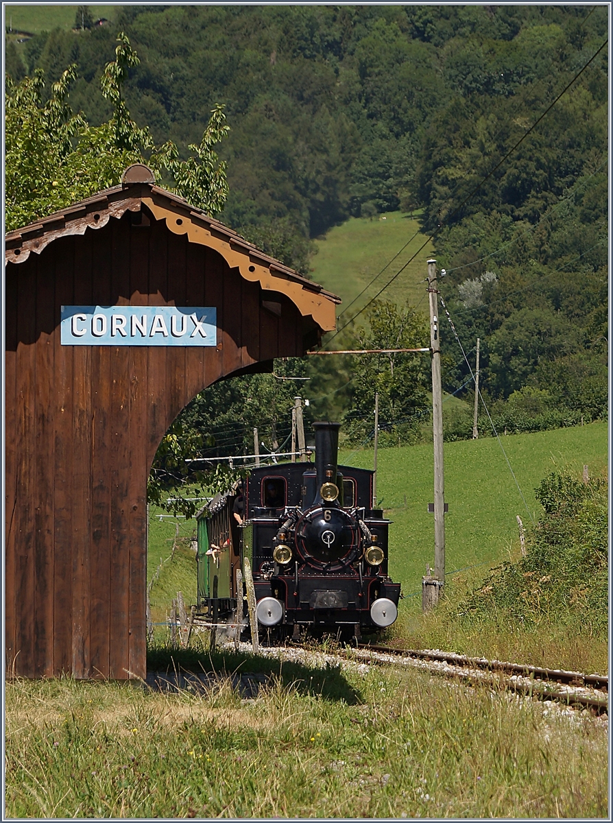 Die Blonay-Chamby G 3/3 N° 6 erreicht mit ihrem Dampfzug den Bedarfshalt Cornaux. 

11. Aug. 2019