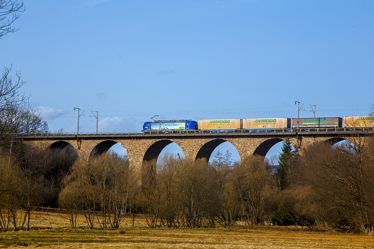 Die BLS 496 bzw. die 193 496-7 (91 80 6193 496-7 D-BLSC) der Cargo AG, ex Siemens (91 80 6193 496-7 D-SIEAG), fährt am 23.02.2021mit einem KLV/Container-Zug über den Rudersdorfer Viadukt in Richtung Siegen.

Die Siemens Vectron MS (für 160 km/h zugelassene und mit 6.4 MW Leistung) wurde 2018 von Siemens Mobilitiy in München-Allach unter der Fabriknummer 22390 gebaut. Die Vectron MS hat Zulassungen für Deutschland, Österreich, Schweiz, Italien und die Niederland.