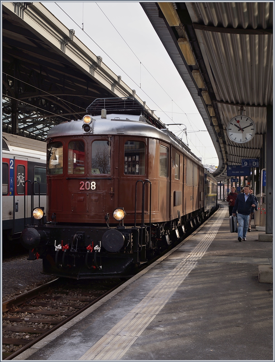 Die BLS Ae 6/8 208 mit ihrem Pullmann Weihnacht Express beim Halt in Lausanne.
2. Dez 2017