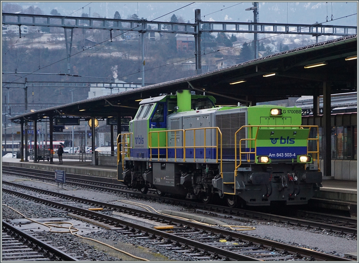 Die BLS Am 843 503-4 wartet in Brig auf die Ausfahrt Richtung Visp.
19. Feb. 2016