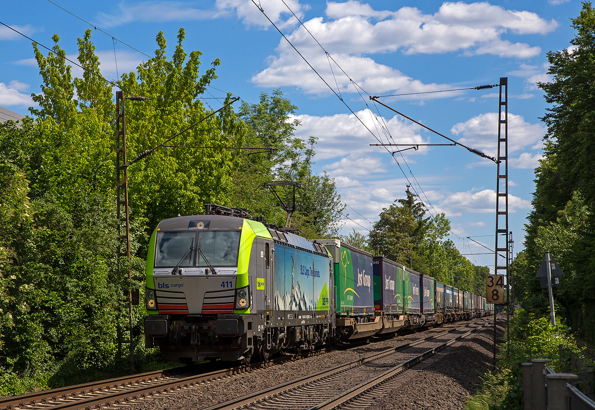 
Die BLS Cargo 411 – Re 475 411-5 (91 85 4475 411-5 CH-BLSC) fährt am 30.05.2020 mit einem KLV-Zug durch Bonn-Gronau in Richtung Norden.

Die Siemens Vectron MS wurden 2017 von Siemens unter der Fabriknummer 22072und gebaut, sie hat die Zulassungen für CH/ D/ A/ I / NL und kann so vom Mittelmeer bis an die Nordsee ohne Lokwechsel durchfahren.