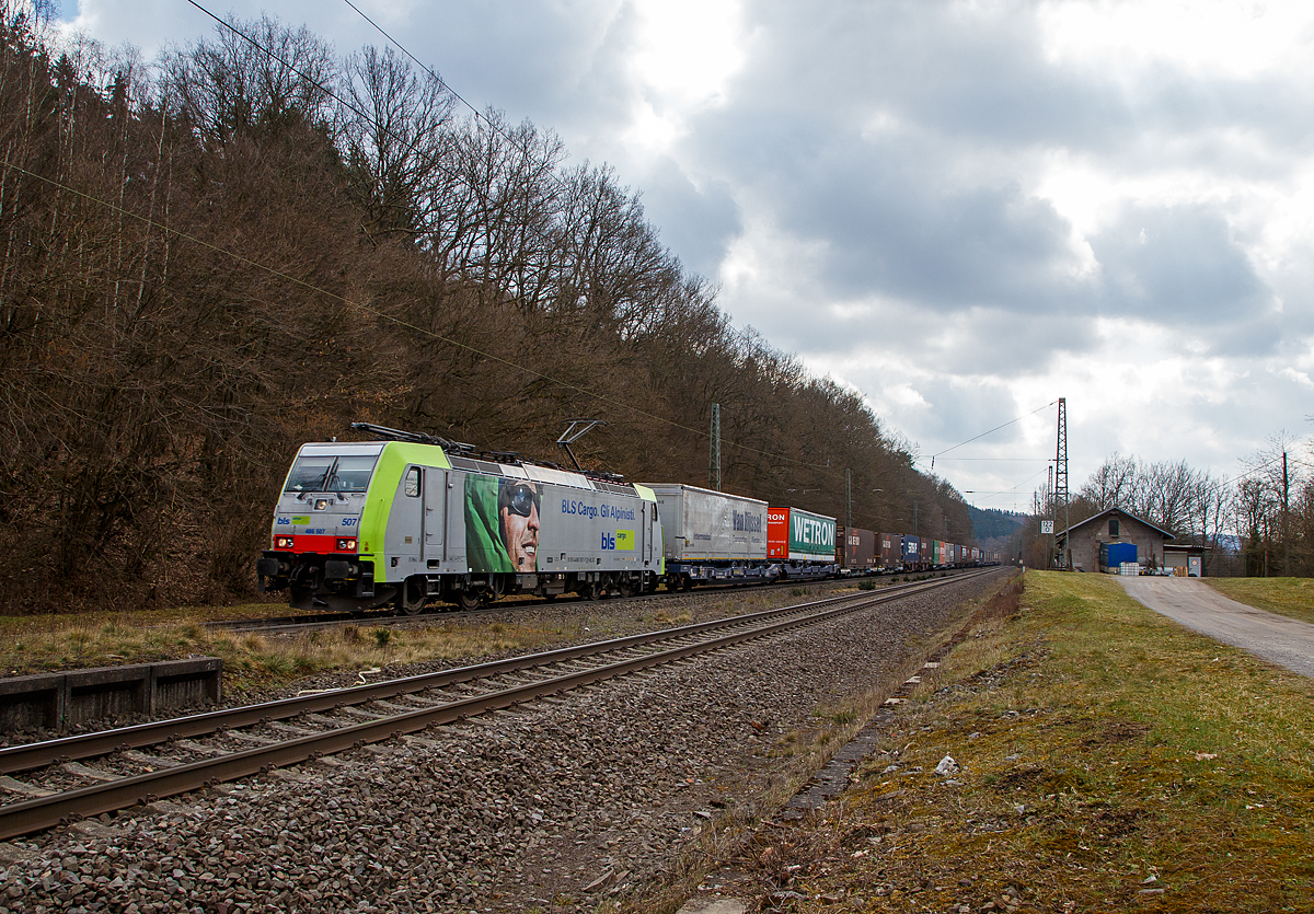 Die BLS Cargo 507, Re 486 507-7 (91 85 4486 507-7 CH-BLSC) fährt am 26.03.202, mit einem KLV-Zug, bei Dillbrecht über Dillstrecke (KBS 445) in nördlicher Richtung.

Die TRAXX F140 MS wurde 2008 von Bombardier in Kassel unter der Fabriknummer 34426 gebaut und an die BLS Cargo geliefert. Die Loks sind nur für die Schweiz, Deutschland, Italien und Österreich zugelassen.