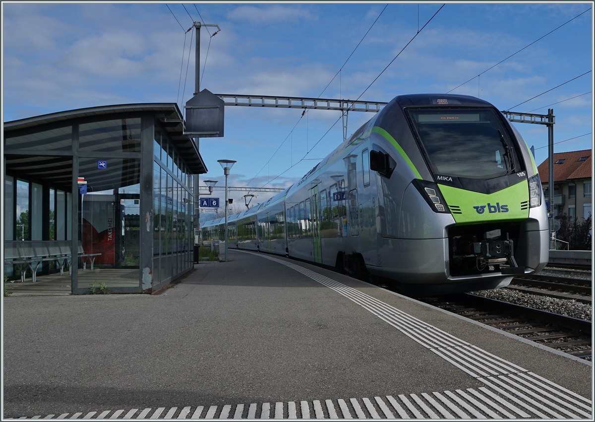 Die BLS MIKA haben die Re 465/EW III IR auf der Strecke Bern - Neuchâtel -(La Chaux de Fonds) abgelöst. Das Bild des RABe 528 105 entstand in Kerzers.

6. Juni 2021