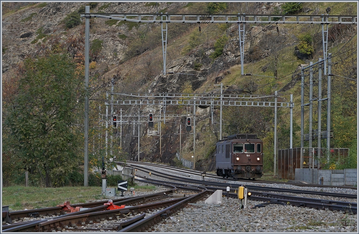 Die BLS Re 4/4 164 erreicht Lalden an der Lötschberg Südrampe.
25. Okt. 2017