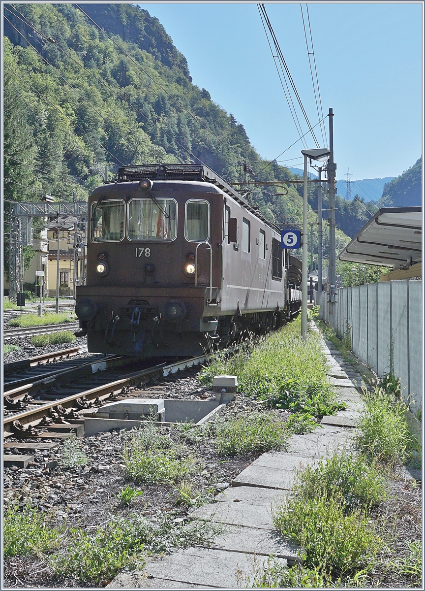 Die BLS Re 4/4  178  Schwarzenburg  verlsst mit ihrem Tunnel-Auto-Zug Iselle in Richtung Brig.

19. August 2020