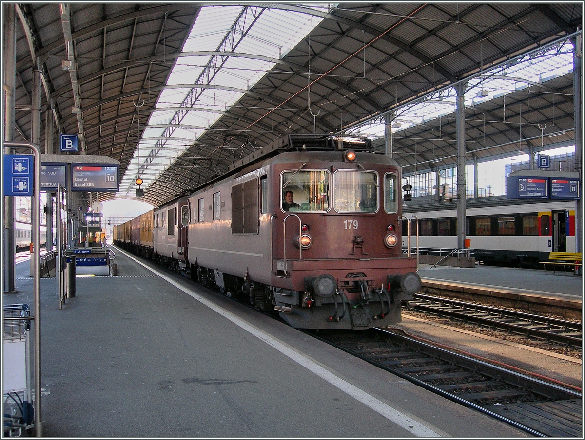 Die BLS Re 4/4 179 und eine Schwesterlok mit einem Gterzug in Olten.
22. Nov. 2006