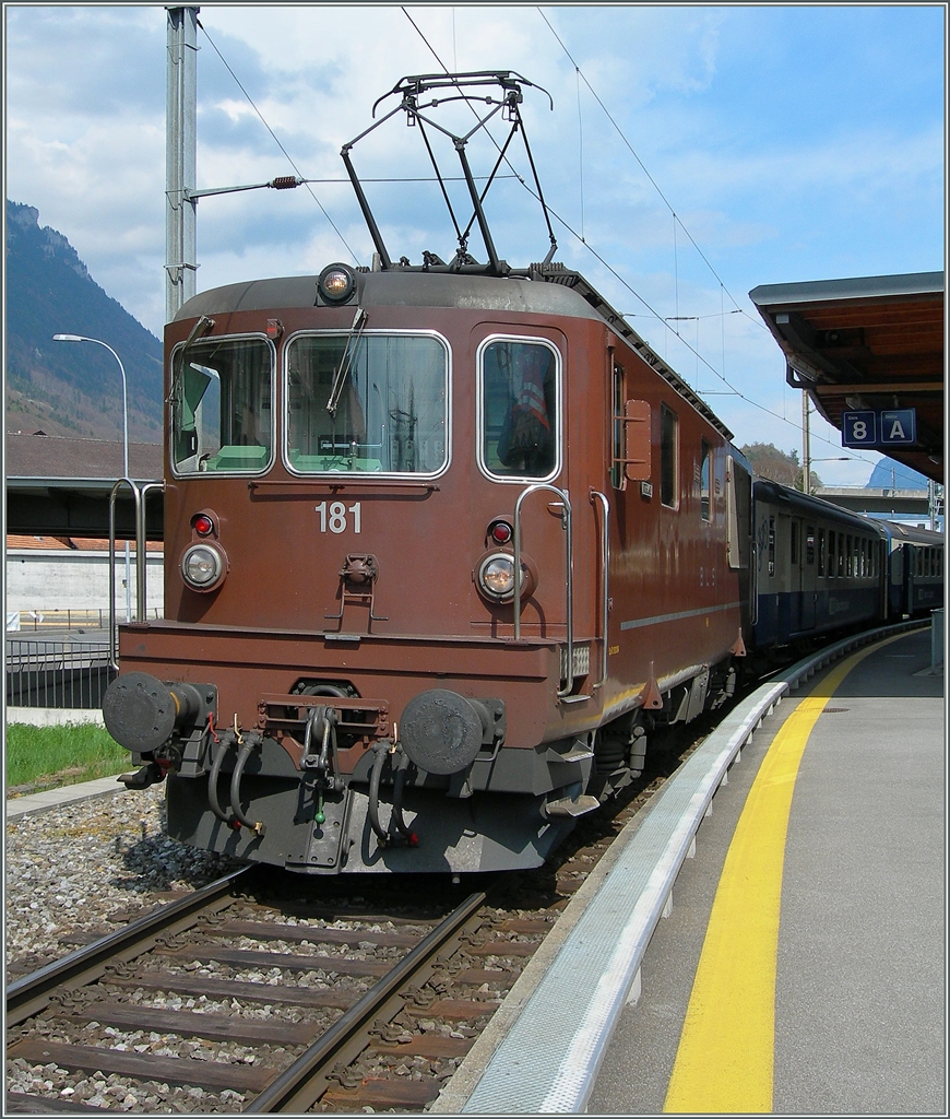 Die BLS Re 4/4 181 in Interlaken Ost.
23 April 2006